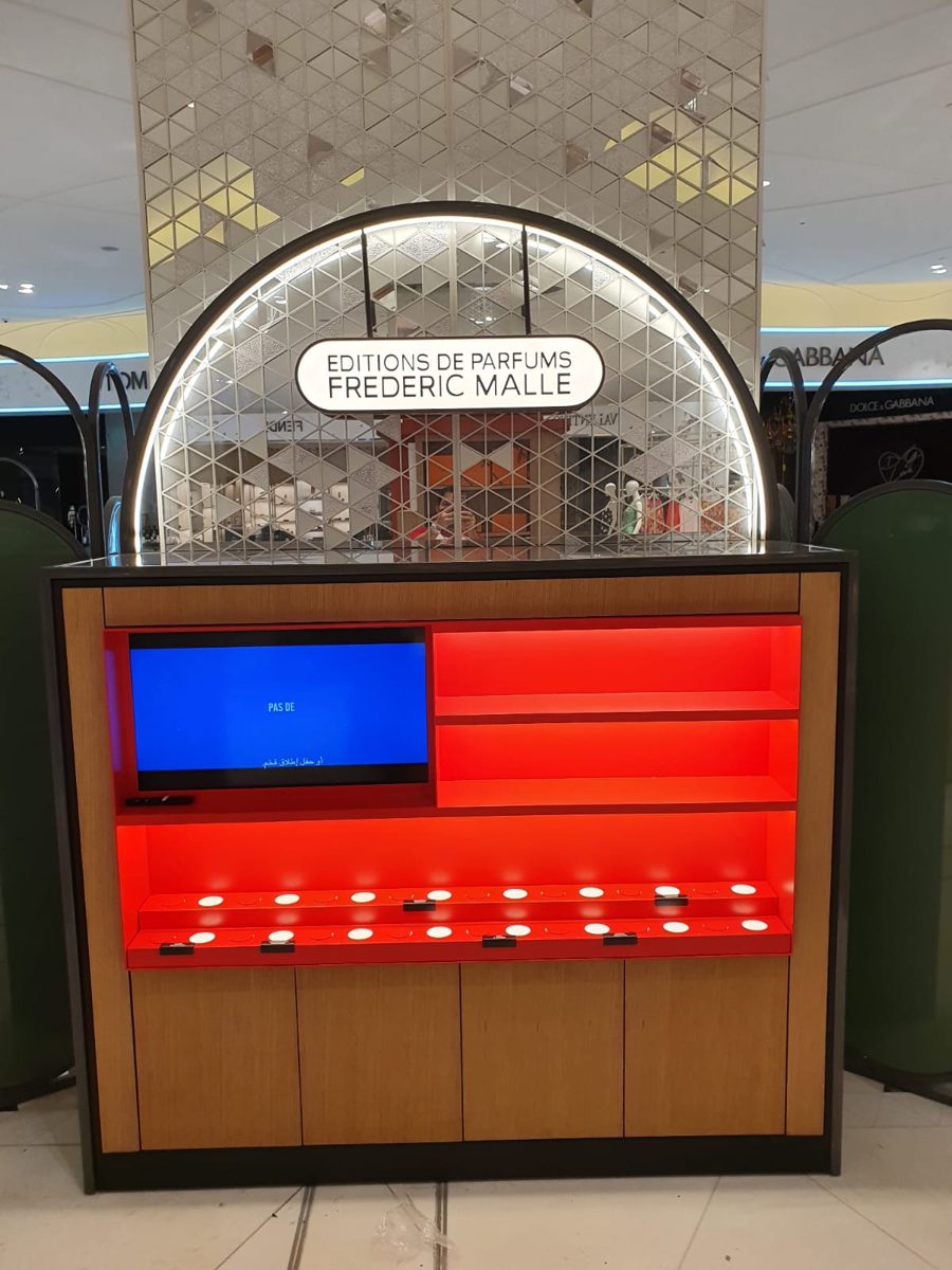 Illuminated arch counter display
