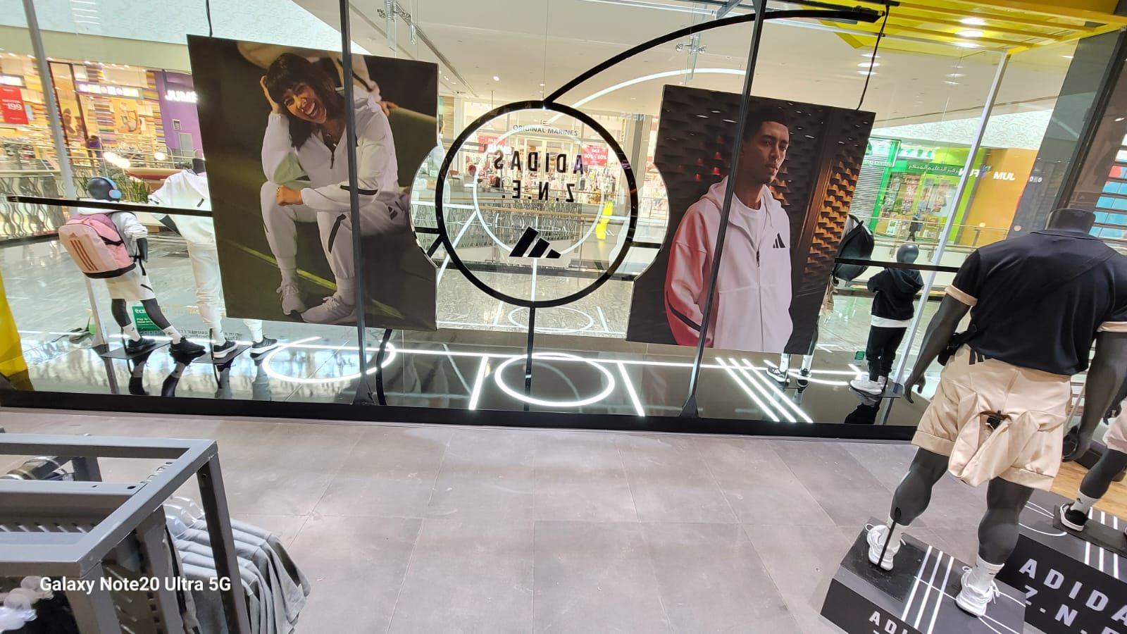 Adidas Window Display, Feature window graphics