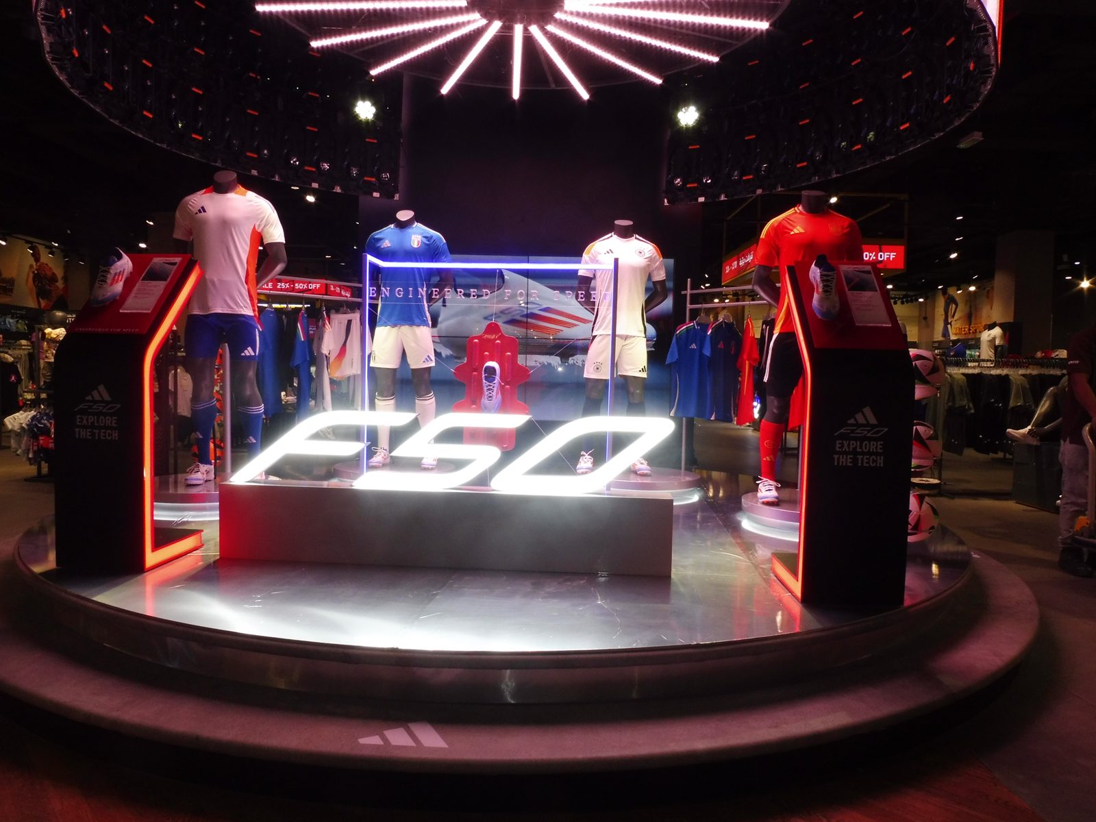 Adidas FSO, Illuminated display island