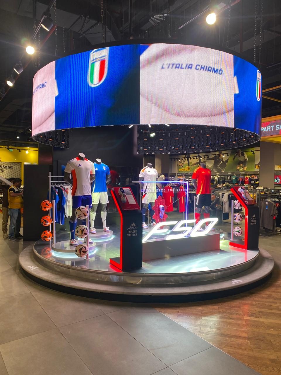 Adidas FSO, Curved LED screen