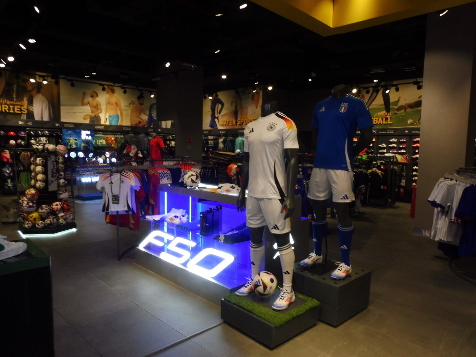 Adidas FSO, Mannequin display