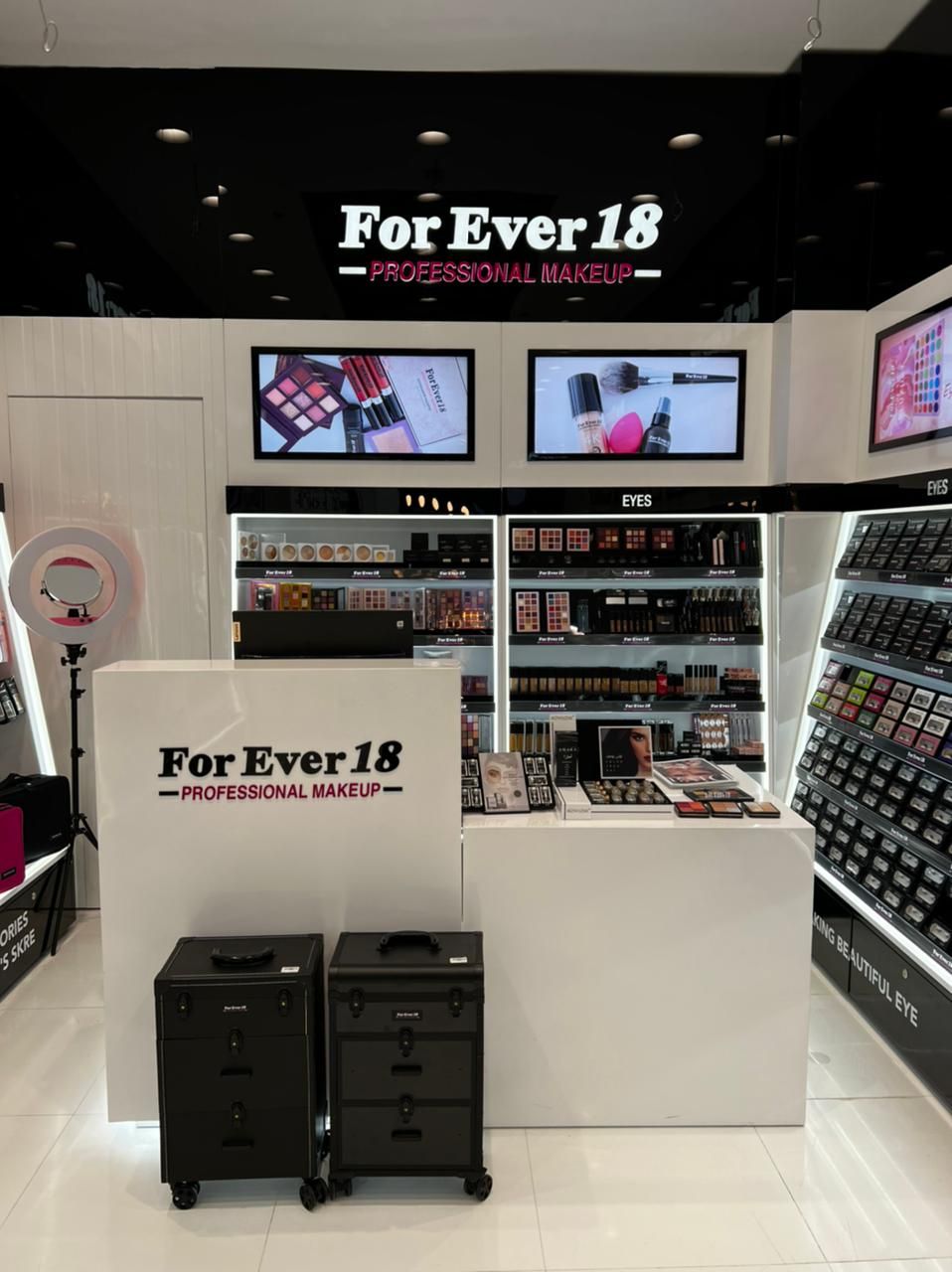 For Ever 18 - Cash counter and displays