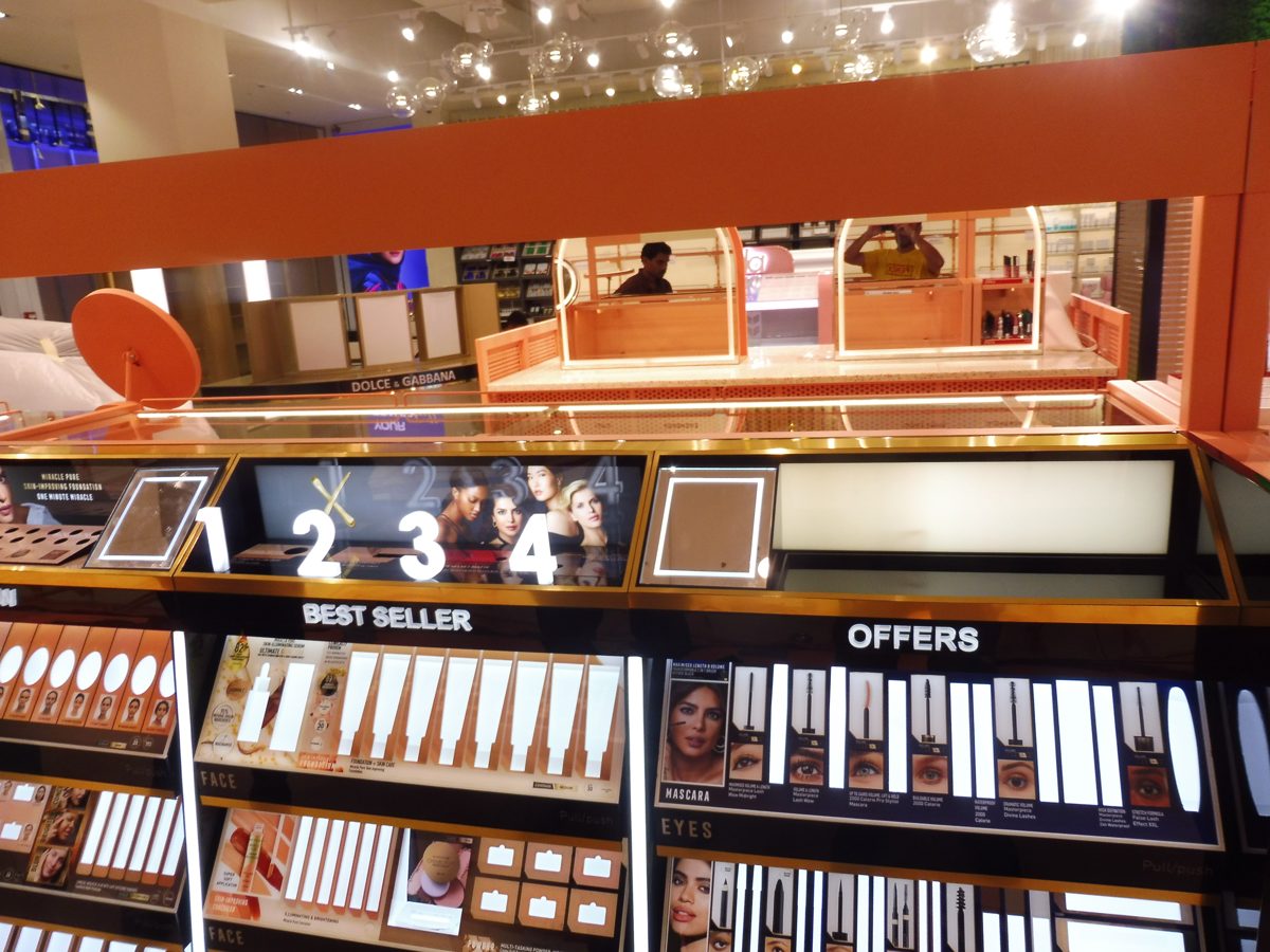 Shelving Bay - Cosmetics store